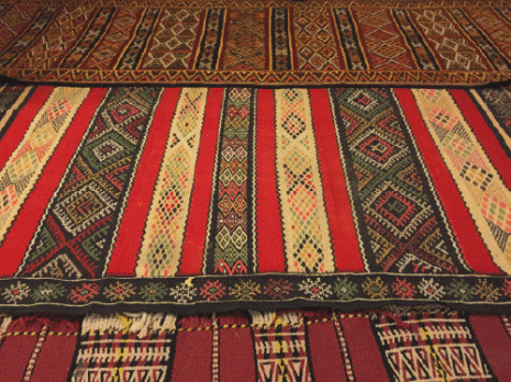 PLACE DES TAPIS DANS LA PUJA OU CULTE PLACE DES TAPIS DANS LA PUJA OU CULTE