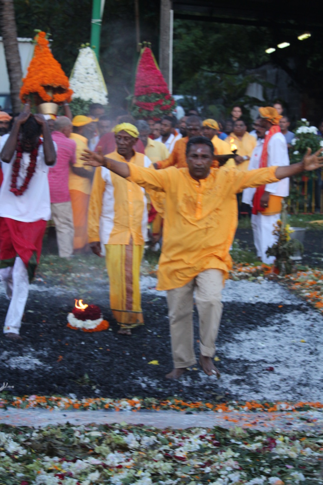 MARCHE SUR LE FEU AU TEMPLE GILLOT 2018