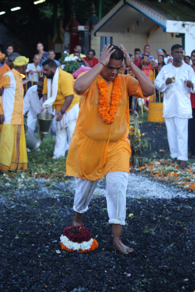 MARCHE SUR LE FEU AU TEMPLE GILLOT 2018