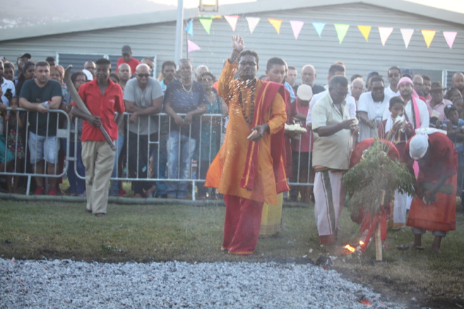 MARCHE SUR LE FEU 2018 AU TEMPLE KARLY PRIMAT DE SAINT-DENIS 