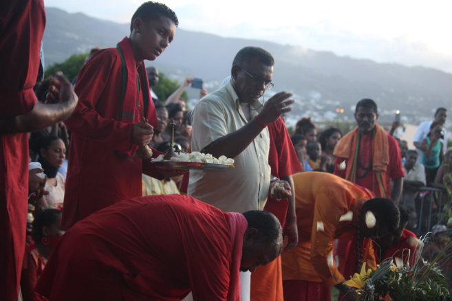 MARCHE SUR LE FEU 2018 AU TEMPLE KARLY PRIMAT DE SAINT-DENIS 