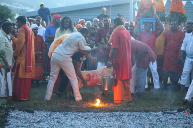 MARCHE SUR LE FEU 2018 AU TEMPLE KARLY PRIMAT DE SAINT-DENIS 