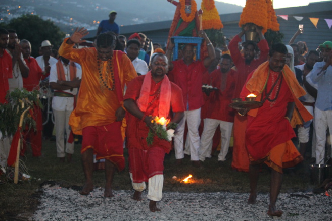 MARCHE SUR LE FEU 2018 AU TEMPLE KARLY PRIMAT DE SAINT-DENIS 