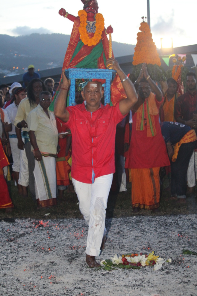 MARCHE SUR LE FEU 2018 AU TEMPLE KARLY PRIMAT DE SAINT-DENIS 