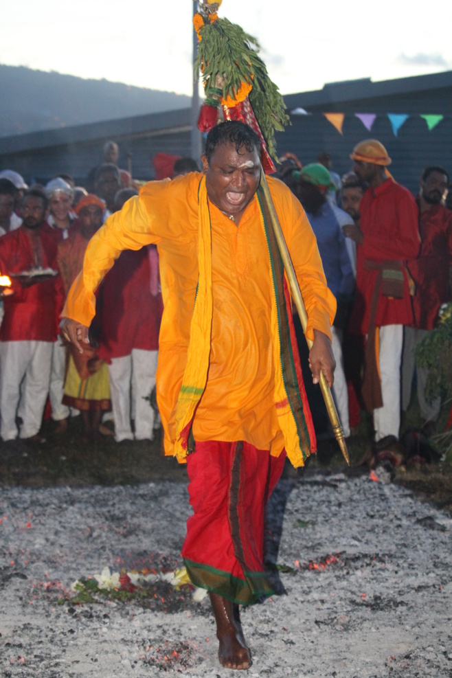 MARCHE SUR LE FEU 2018 AU TEMPLE KARLY PRIMAT DE SAINT-DENIS 