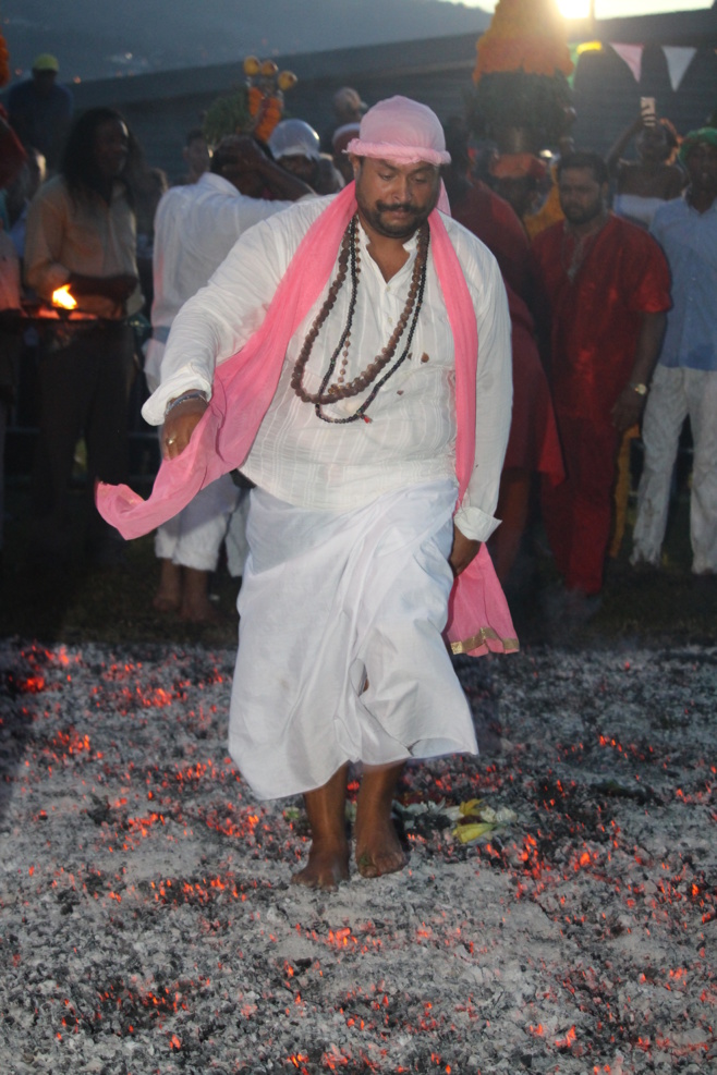 MARCHE SUR LE FEU 2018 AU TEMPLE KARLY PRIMAT DE SAINT-DENIS 