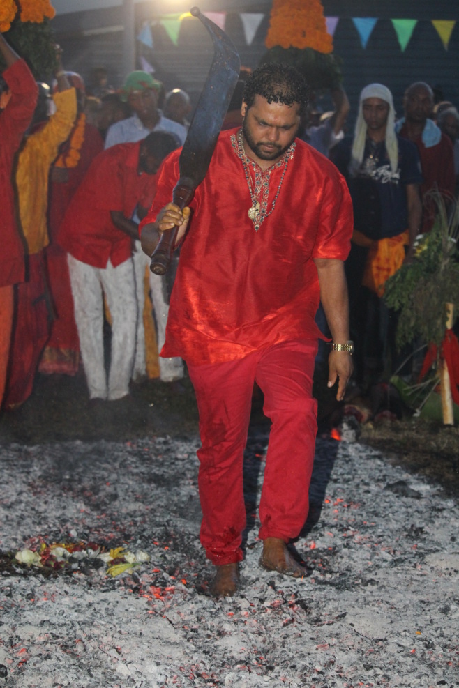 MARCHE SUR LE FEU 2018 AU TEMPLE KARLY PRIMAT DE SAINT-DENIS 