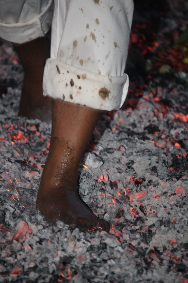 MARCHE SUR LE FEU 2018 AU TEMPLE KARLY PRIMAT DE SAINT-DENIS 