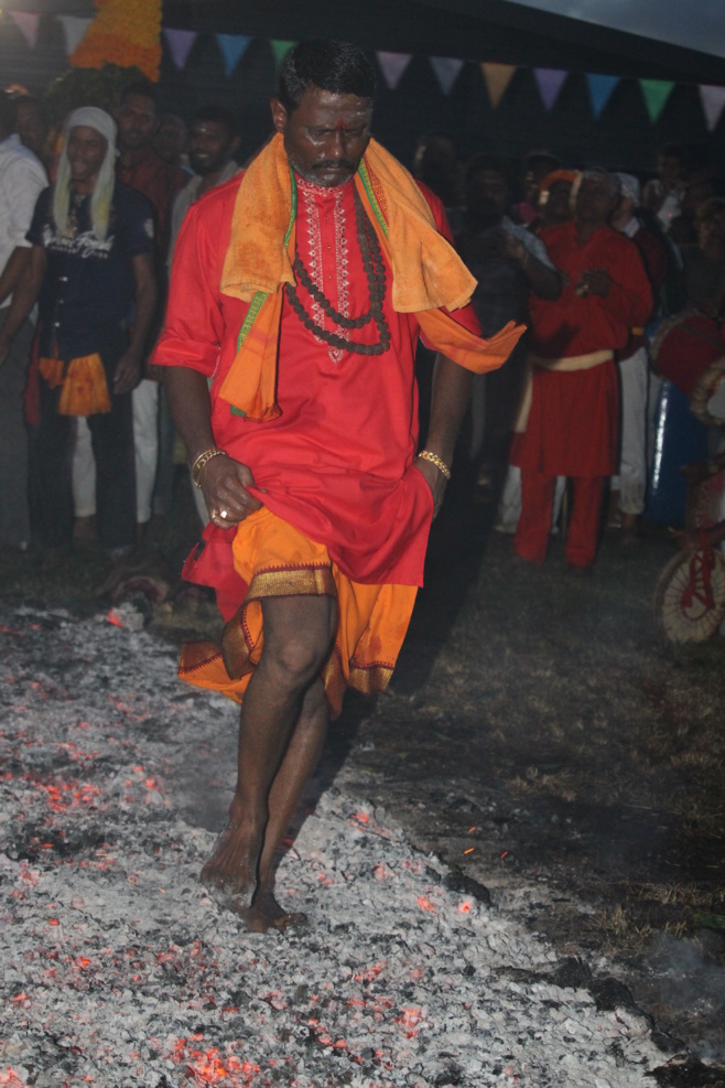 MARCHE SUR LE FEU 2018 AU TEMPLE KARLY PRIMAT DE SAINT-DENIS 