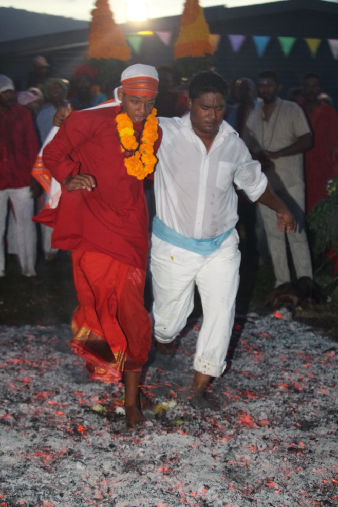 MARCHE SUR LE FEU 2018 AU TEMPLE KARLY PRIMAT DE SAINT-DENIS 