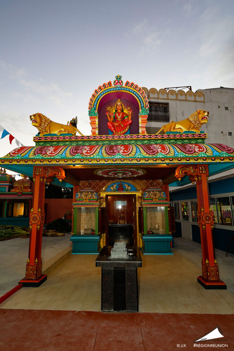 CONSÉCRATION DU TEMPLE MARIAMEN AU CHAUDRON : DIDIER ROBERT VISITE LE KOYIL CONSÉCRATION DU TEMPLE MARIAMEN AU CHAUDRON : DIDIER ROBERT VISITE LE KOYIL