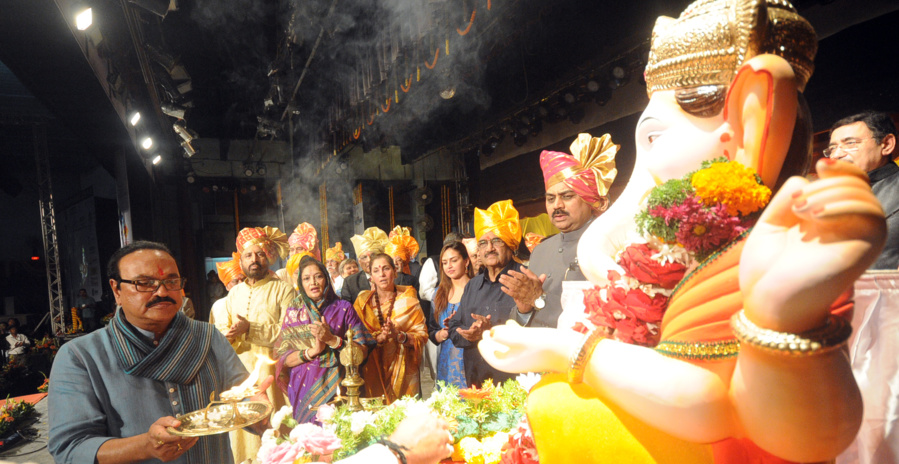 POURQUOI FAISONS-NOUS AARATI ? POURQUOI FAISONS-NOUS AARATI ?