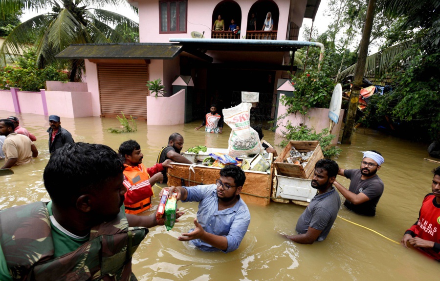 INONDATION : PLUS DE 400 MORTS DANS LE KERALA, OÙ LA DÉCRUE COMMENCE