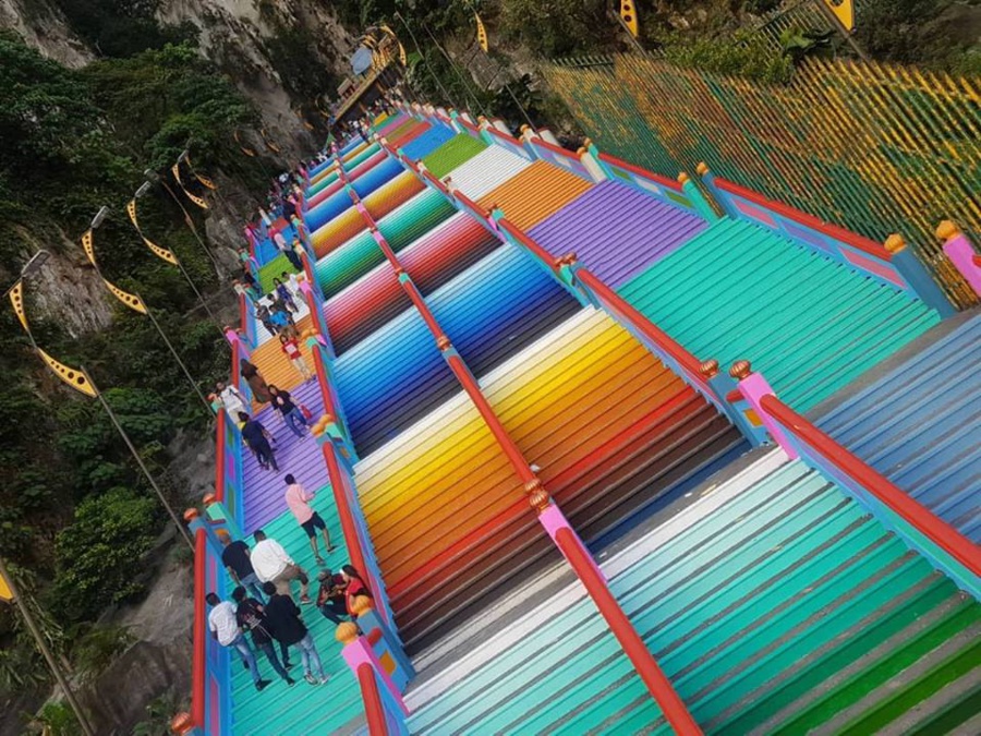 NOUVELLES PEINTURES DU TEMPLE BATU CAVES EN MALAISIE : VERS L’ILLÉGALITÉ NOUVELLES PEINTURES DU TEMPLE BATU CAVES EN MALAISIE : VERS L’ILLÉGALITÉ