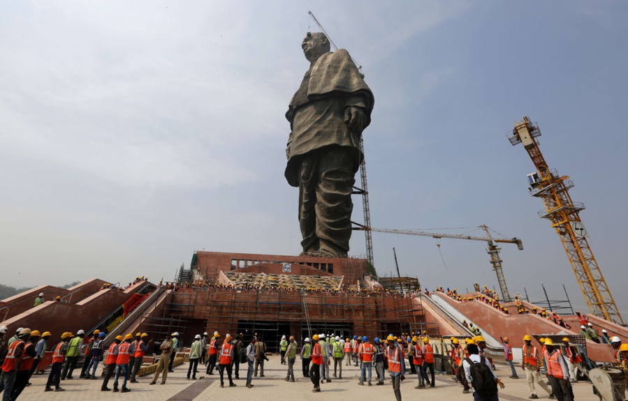 INDE : INAUGURATION DE LA PLUS HAUTE STATUE DU MONDE INDE : INAUGURATION DE LA PLUS HAUTE STATUE DU MONDE