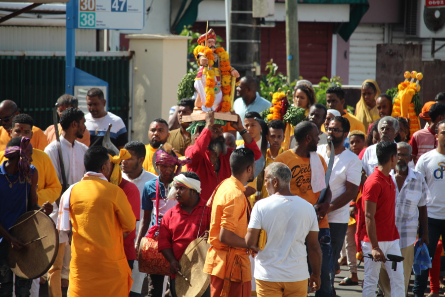 MARCHE SUR LE FEU EN L'HONNEUR DE LA DÉESSE PANDIALE AU TEMPLE PANDIALE PRIMAT 