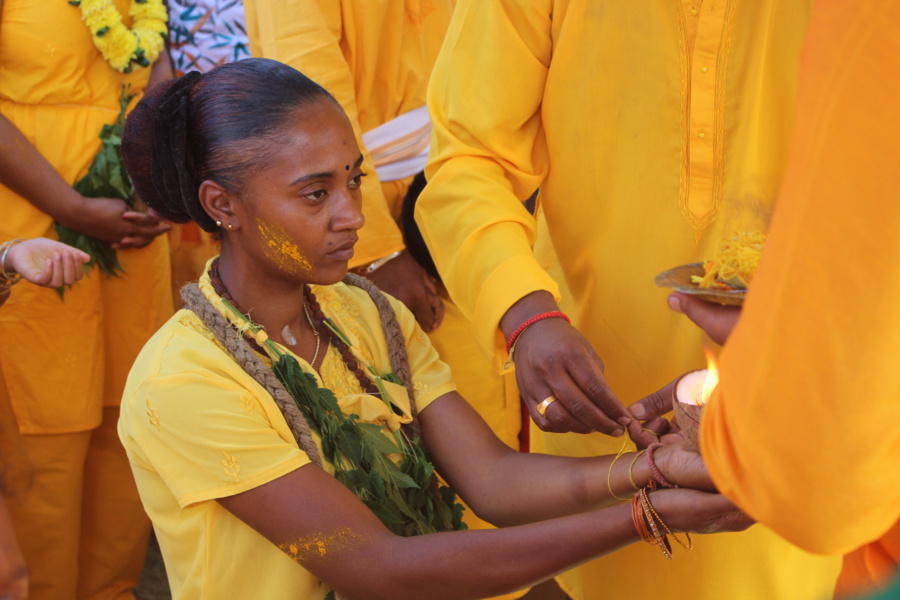 MARCHE SUR LE FEU EN L'HONNEUR DE LA DÉESSE PANDIALE AU TEMPLE PANDIALE PRIMAT 