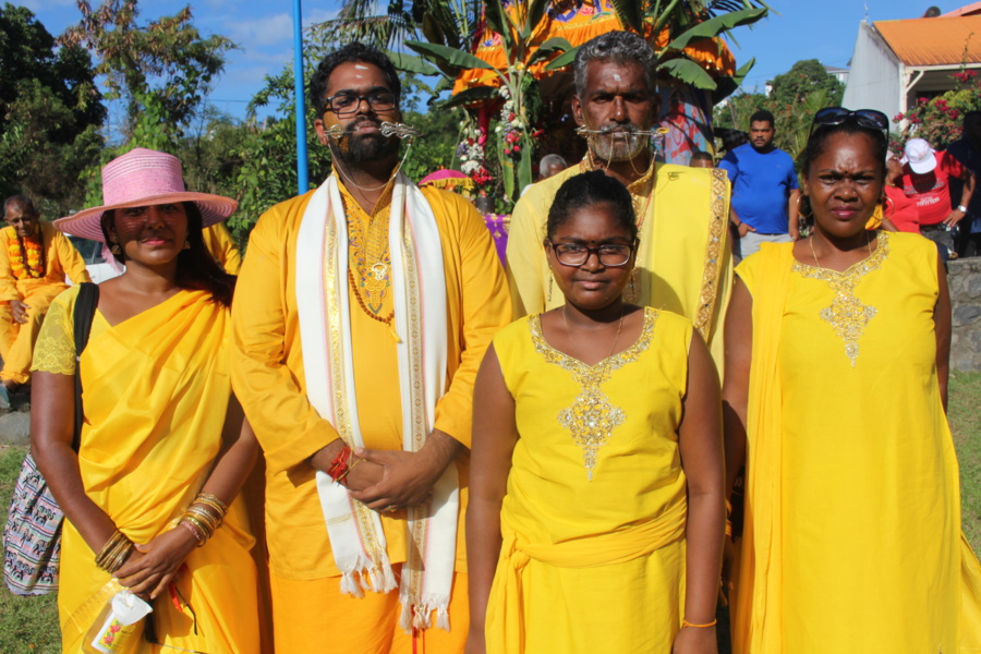 MARCHE SUR LE FEU EN L'HONNEUR DE LA DÉESSE PANDIALE AU TEMPLE PANDIALE PRIMAT 