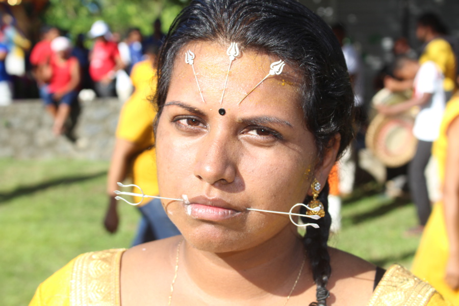 MARCHE SUR LE FEU EN L'HONNEUR DE LA DÉESSE PANDIALE AU TEMPLE PANDIALE PRIMAT MARCHE SUR LE FEU EN L'HONNEUR DE LA DÉESSE PANDIALE AU TEMPLE PANDIALE PRIMAT