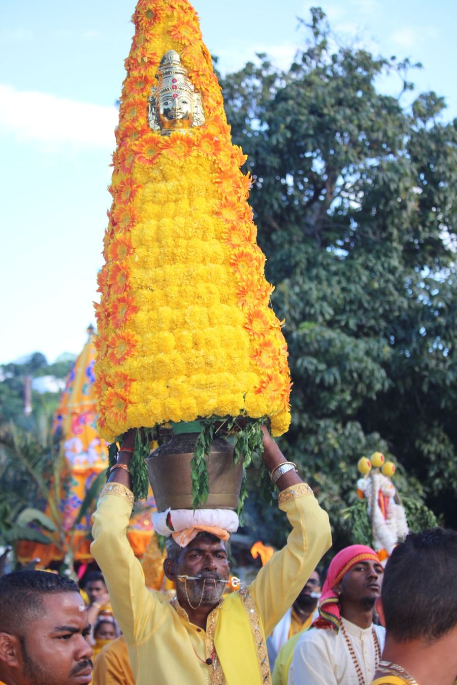 MARCHE SUR LE FEU EN L'HONNEUR DE LA DÉESSE PANDIALE AU TEMPLE PANDIALE PRIMAT 