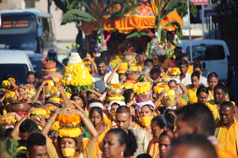 MARCHE SUR LE FEU EN L'HONNEUR DE LA DÉESSE PANDIALE AU TEMPLE PANDIALE PRIMAT 