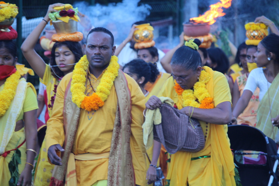 MARCHE SUR LE FEU EN L'HONNEUR DE LA DÉESSE PANDIALE AU TEMPLE PANDIALE PRIMAT 