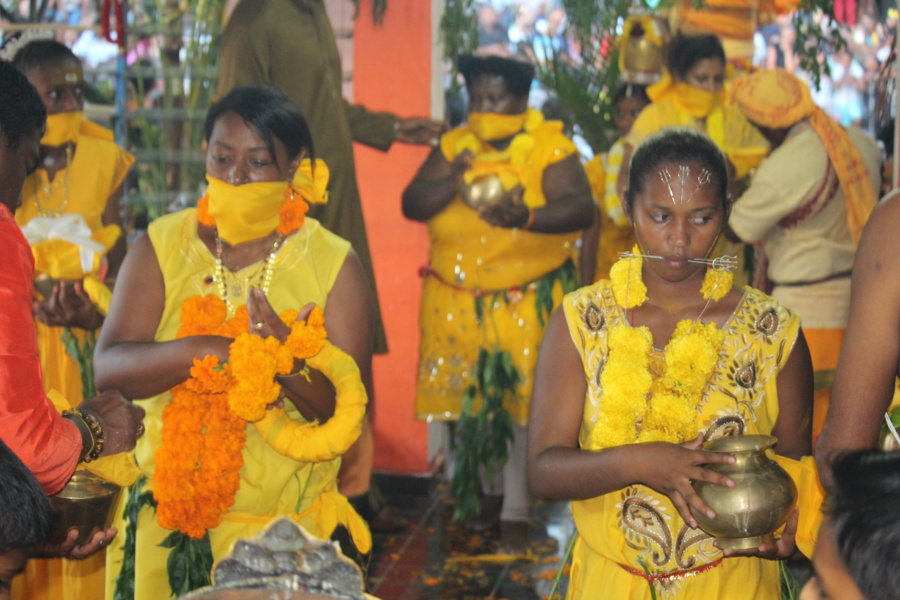 MARCHE SUR LE FEU EN L'HONNEUR DE LA DÉESSE PANDIALE AU TEMPLE PANDIALE PRIMAT MARCHE SUR LE FEU EN L'HONNEUR DE LA DÉESSE PANDIALE AU TEMPLE PANDIALE PRIMAT