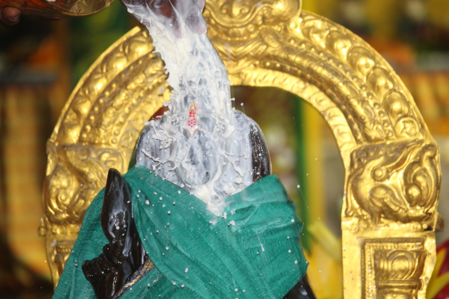 MARCHE SUR LE FEU EN L'HONNEUR DE LA DÉESSE PANDIALE AU TEMPLE PANDIALE PRIMAT 