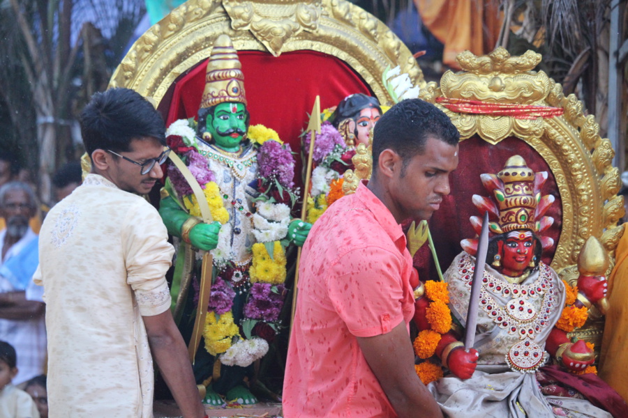 MARCHE SUR LE FEU EN L'HONNEUR DE LA DÉESSE PANDIALE AU TEMPLE PANDIALE PRIMAT 