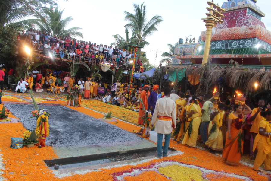MARCHE SUR LE FEU EN L'HONNEUR DE LA DÉESSE PANDIALE AU TEMPLE PANDIALE PRIMAT MARCHE SUR LE FEU EN L'HONNEUR DE LA DÉESSE PANDIALE AU TEMPLE PANDIALE PRIMAT