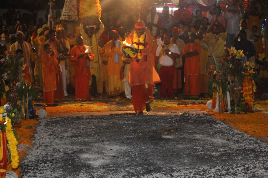 MARCHE SUR LE FEU EN L'HONNEUR DE LA DÉESSE PANDIALE AU TEMPLE PANDIALE PRIMAT 