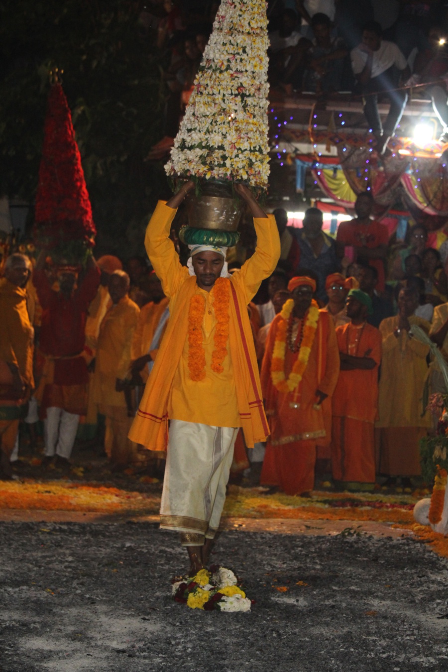 MARCHE SUR LE FEU EN L'HONNEUR DE LA DÉESSE PANDIALE AU TEMPLE PANDIALE PRIMAT 