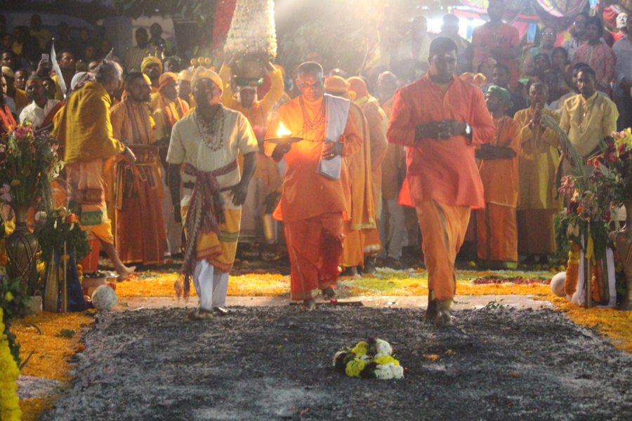 MARCHE SUR LE FEU EN L'HONNEUR DE LA DÉESSE PANDIALE AU TEMPLE PANDIALE PRIMAT 