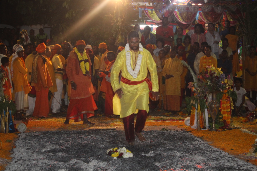 MARCHE SUR LE FEU EN L'HONNEUR DE LA DÉESSE PANDIALE AU TEMPLE PANDIALE PRIMAT 