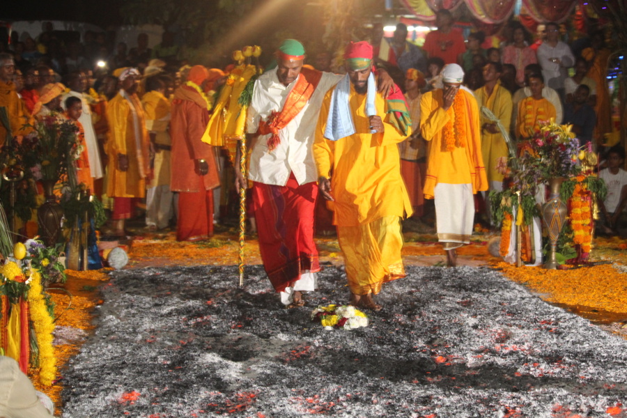 MARCHE SUR LE FEU EN L'HONNEUR DE LA DÉESSE PANDIALE AU TEMPLE PANDIALE PRIMAT 