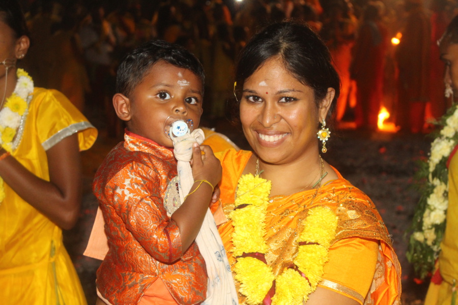 MARCHE SUR LE FEU EN L'HONNEUR DE LA DÉESSE PANDIALE AU TEMPLE PANDIALE PRIMAT MARCHE SUR LE FEU EN L'HONNEUR DE LA DÉESSE PANDIALE AU TEMPLE PANDIALE PRIMAT