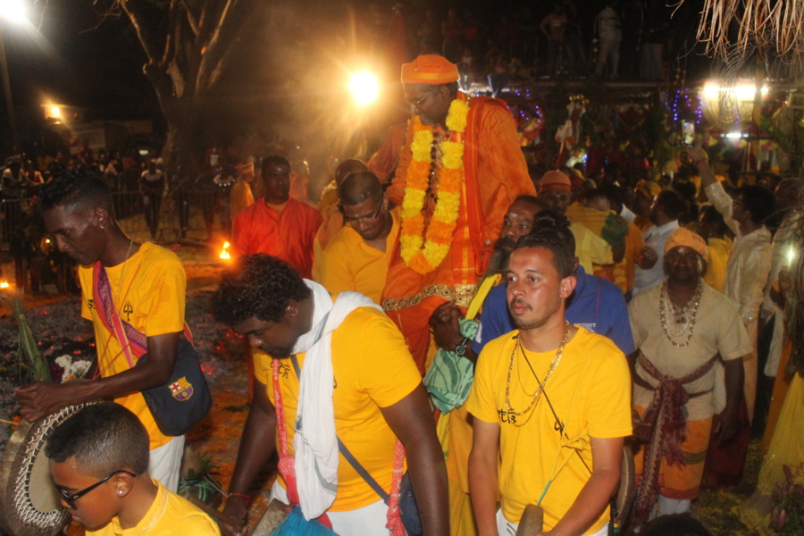 MARCHE SUR LE FEU EN L'HONNEUR DE LA DÉESSE PANDIALE AU TEMPLE PANDIALE PRIMAT 