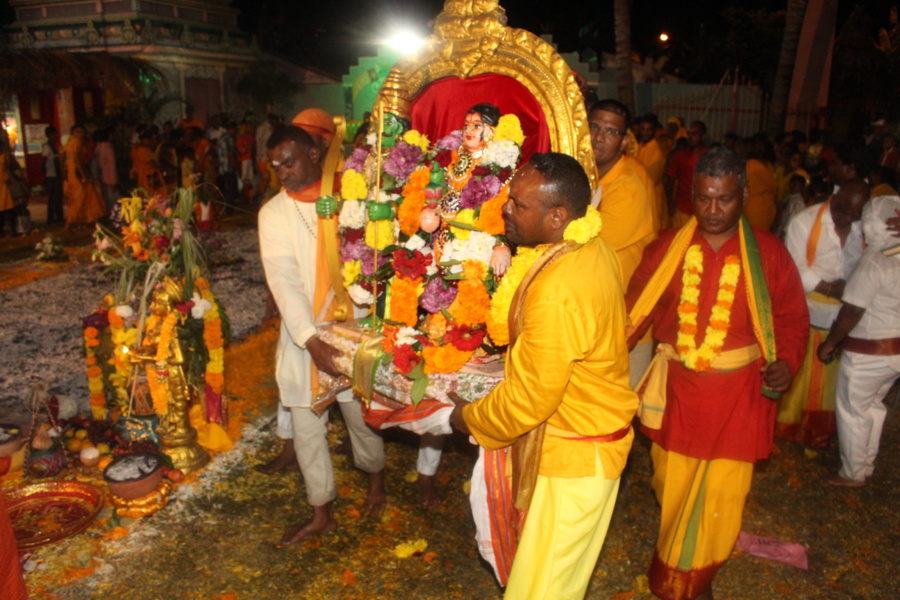 MARCHE SUR LE FEU EN L'HONNEUR DE LA DÉESSE PANDIALE AU TEMPLE PANDIALE PRIMAT 