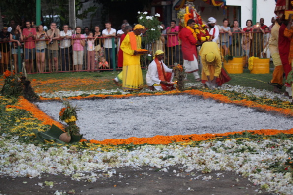 MARCHE SUR LE FEU 2019 AU TEMPLE GILLOT DE SAINTE-MARIE 