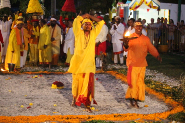MARCHE SUR LE FEU 2019 AU TEMPLE GILLOT DE SAINTE-MARIE 