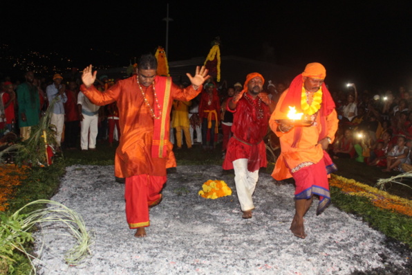 MARCHE SUR LE FEU 2019 À LA CHAPELLE KARLY PRIMAT DE SAINT-DENIS MARCHE SUR LE FEU 2019 À LA CHAPELLE KARLY PRIMAT DE SAINT-DENIS