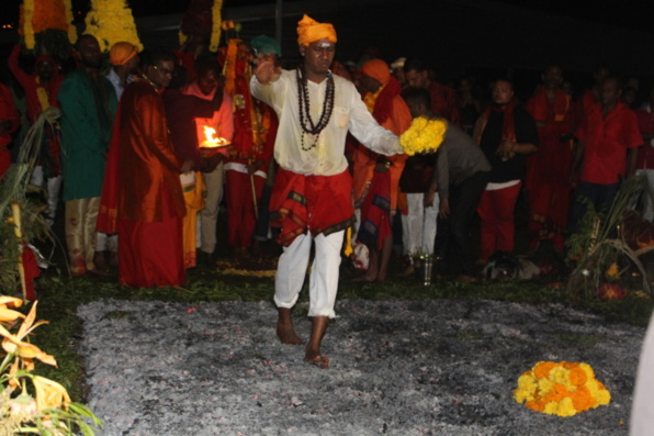 MARCHE SUR LE FEU 2019 À LA CHAPELLE KARLY PRIMAT DE SAINT-DENIS 