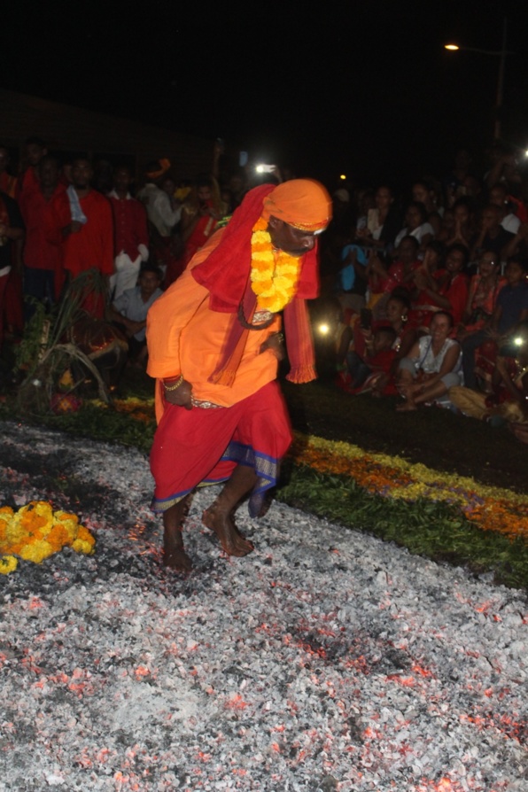 MARCHE SUR LE FEU 2019 À LA CHAPELLE KARLY PRIMAT DE SAINT-DENIS MARCHE SUR LE FEU 2019 À LA CHAPELLE KARLY PRIMAT DE SAINT-DENIS