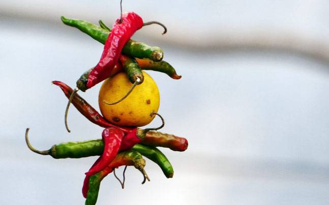 MÉTHODE POUR REJETER LE MAUVAIS ŒIL À L'AIDE DE SEL ET DE PIMENTS ROUGES