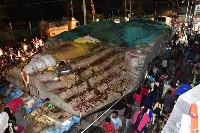 UNE DIVINITÉ DE 300 TONNES SE FAUFILE DANS LES RUES DE BANGALORE 