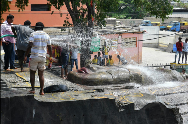 UNE DIVINITÉ DE 300 TONNES SE FAUFILE DANS LES RUES DE BANGALORE 