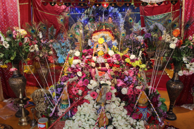 11EME FÊTE DÉDIÉE AU SEIGNEUR KRISHNA POUR LA MARCHE SUR LE FEU AU TEMPLE PANDIALE PRIMAT 