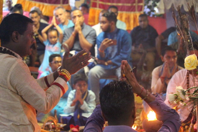 11EME FÊTE DÉDIÉE AU SEIGNEUR KRISHNA POUR LA MARCHE SUR LE FEU AU TEMPLE PANDIALE PRIMAT 