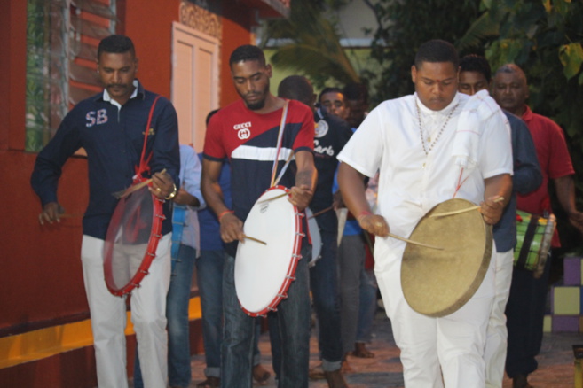 11EME FÊTE DÉDIÉE AU SEIGNEUR KRISHNA POUR LA MARCHE SUR LE FEU AU TEMPLE PANDIALE PRIMAT 