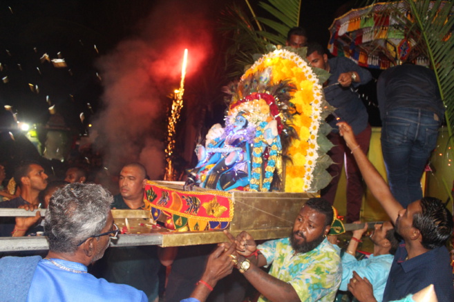 11EME FÊTE DÉDIÉE AU SEIGNEUR KRISHNA POUR LA MARCHE SUR LE FEU AU TEMPLE PANDIALE PRIMAT 